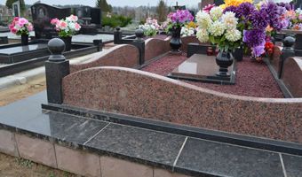 Гранітні огорожі та цоколя