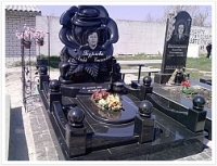 Ограда и памятник