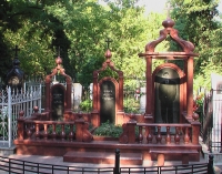 Мемориал на троих