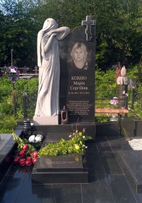 Памятник со скорбящей фигурой