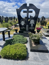 Памятник з хрестом