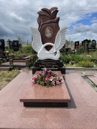 Памятник з розою лезник
