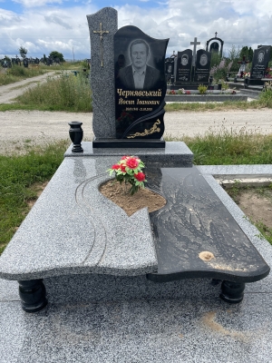 Памятник з покостом