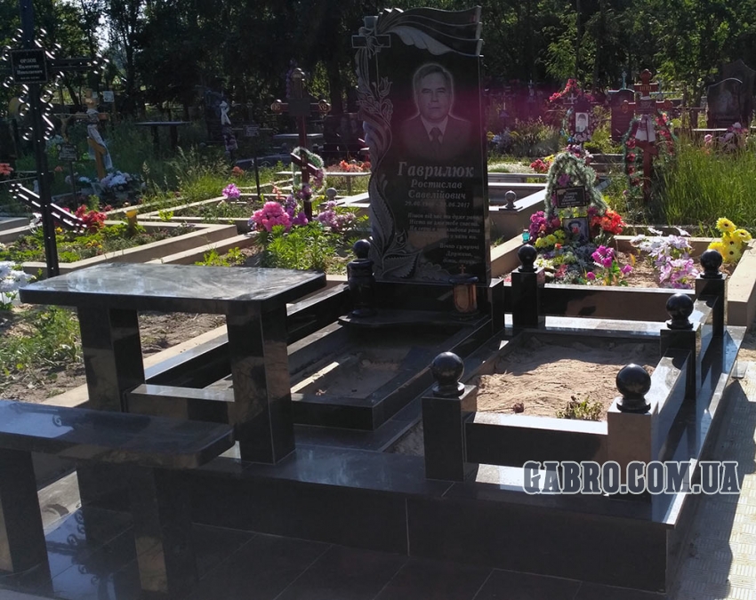 Памятник с оградой