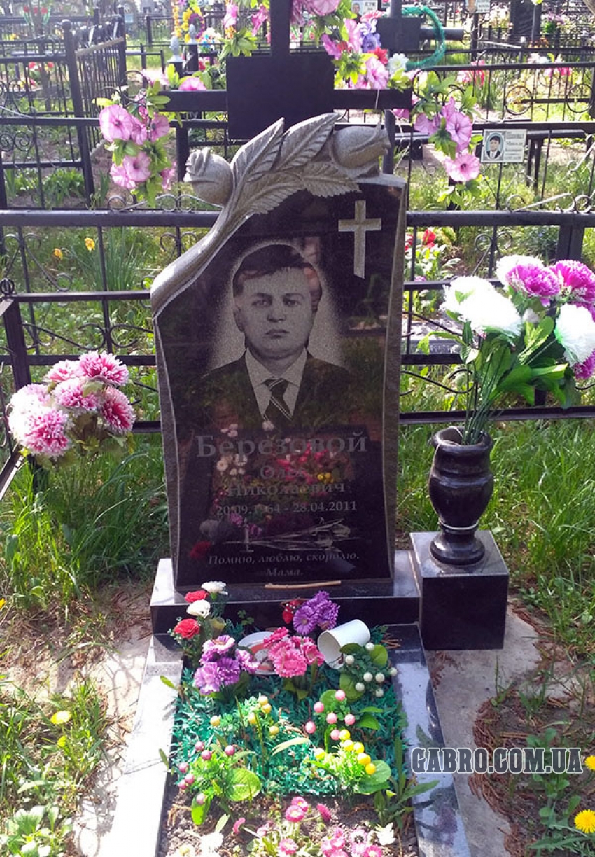 Памятник с розой