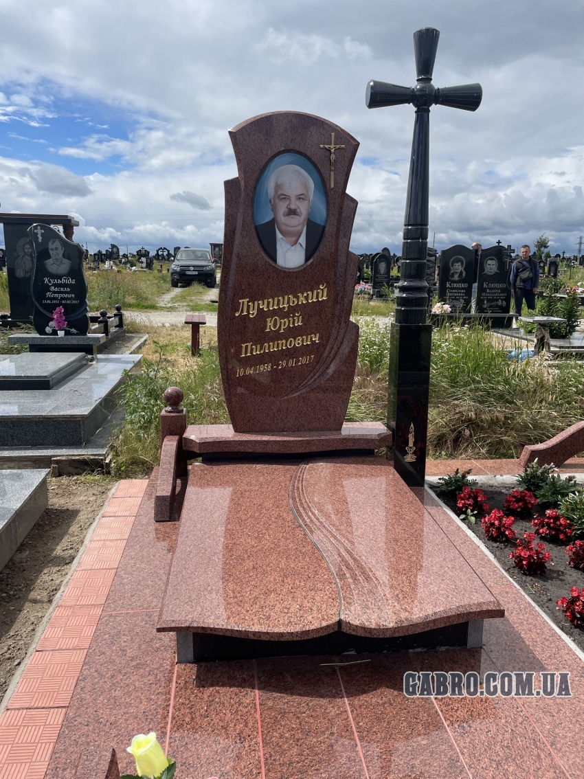 Памятник червоний