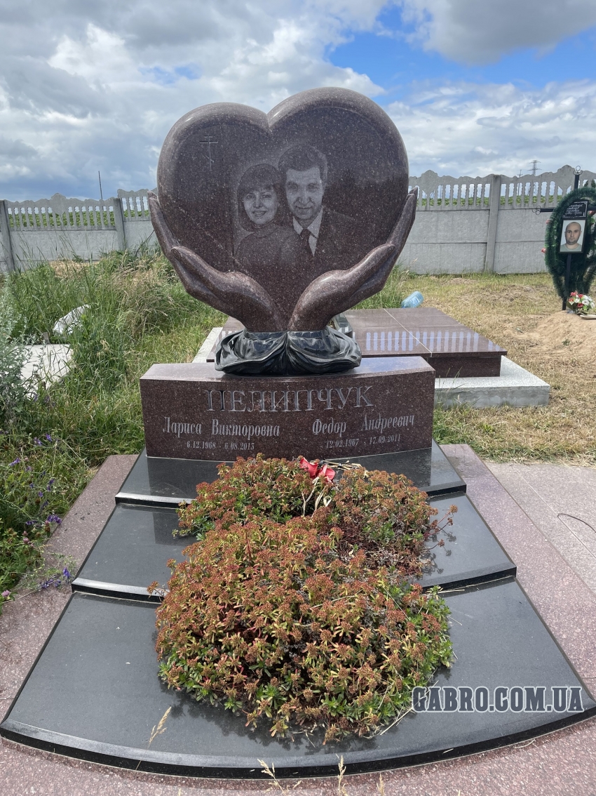 Памятник з сердцем